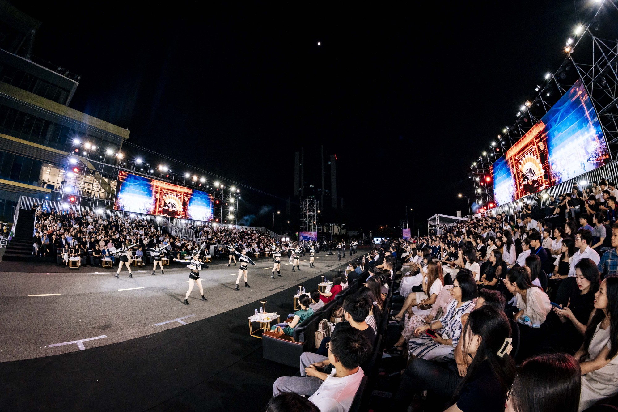 Hàng triệu lượt xem online, cả nghìn khán giả trực tiếp, 15 ô tô trị giá cả chục tỷ đồng cùng loạt con số ấn tượng trong đêm Gala CCA 2025- Ảnh 1.