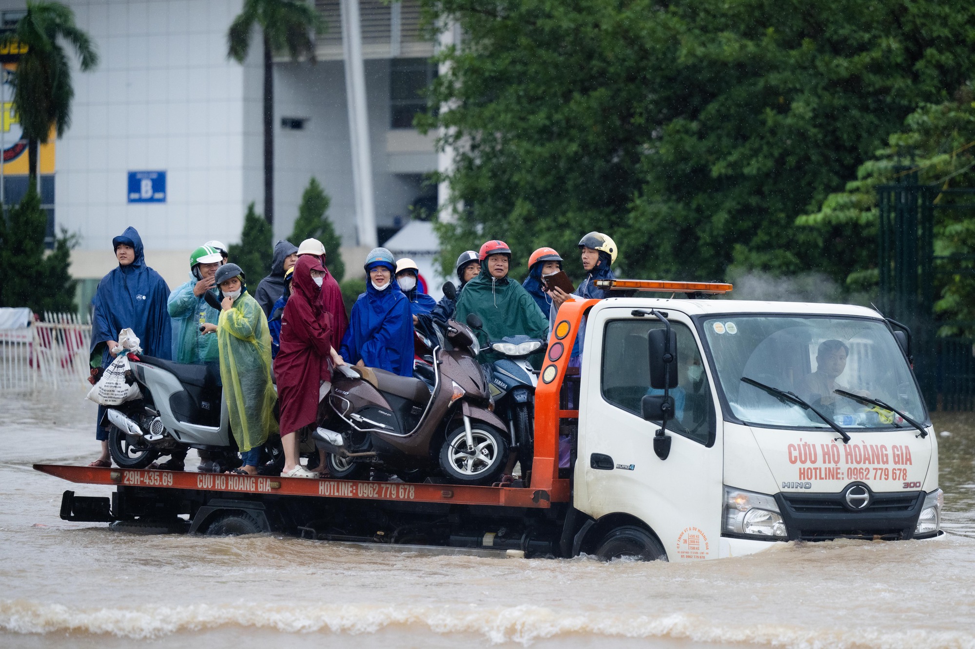 Nhiều người Hà Nội hôm nay ra đường là mất... ngày lương!- Ảnh 19. Nhiều người Hà Nội hôm nay ra đường là mất... ngày lương!- Ảnh 19.