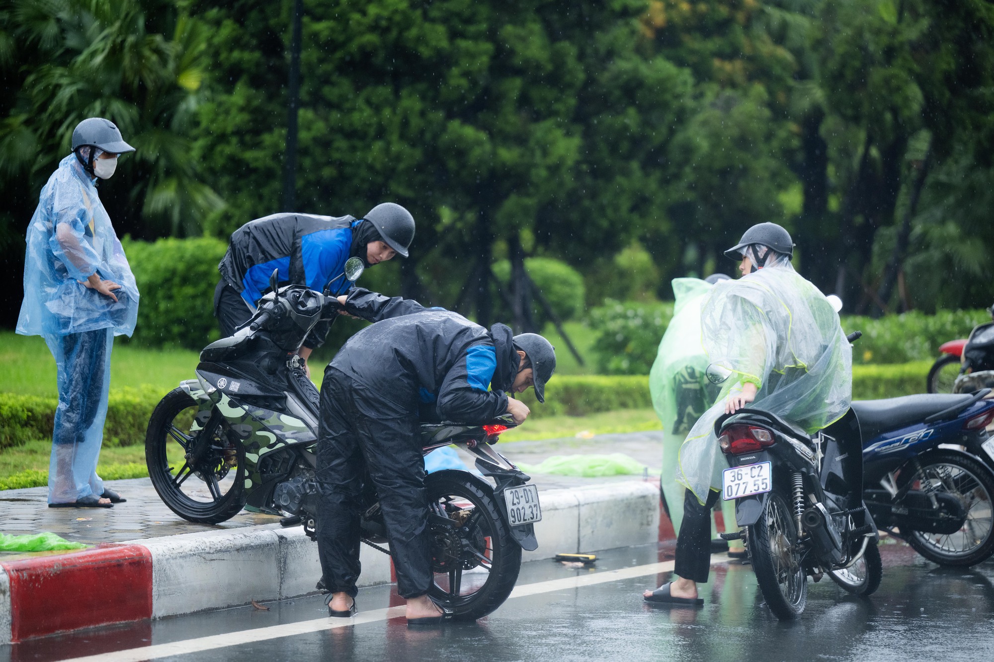 Nhiều người Hà Nội hôm nay ra đường là mất... ngày lương!- Ảnh 23. Nhiều người Hà Nội hôm nay ra đường là mất... ngày lương!- Ảnh 23.