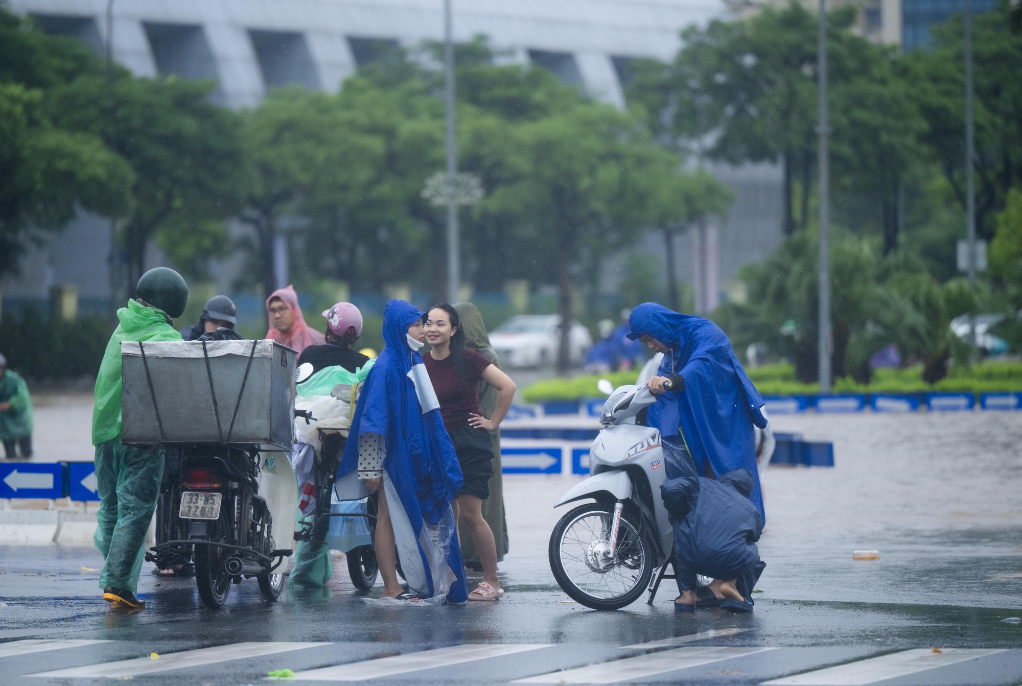 Nhiều người Hà Nội hôm nay ra đường là mất... ngày lương!- Ảnh 21. Nhiều người Hà Nội hôm nay ra đường là mất... ngày lương!- Ảnh 21.