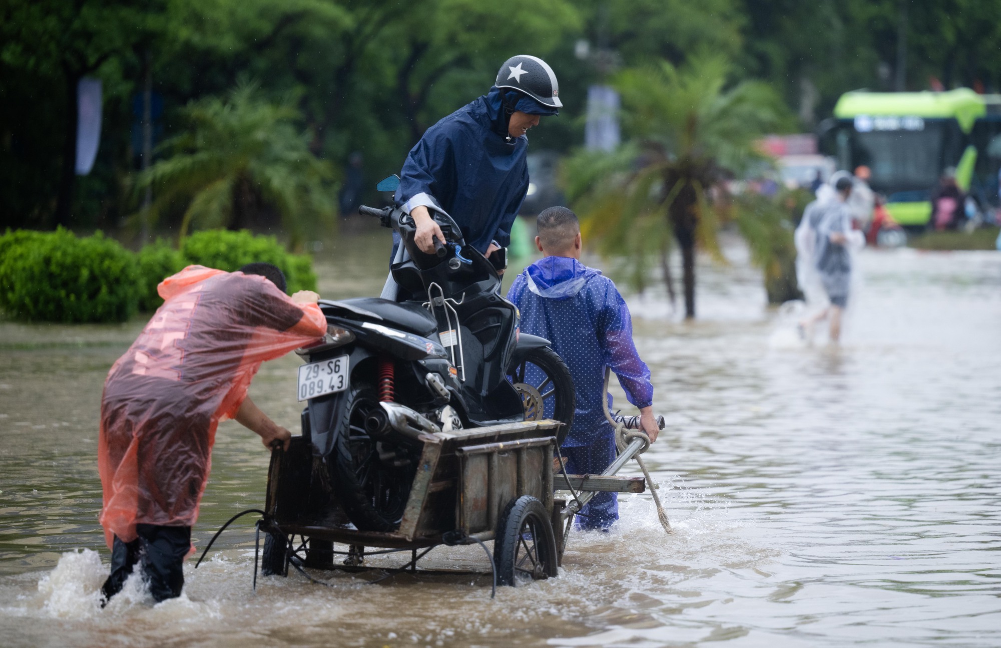 Nhiều người Hà Nội hôm nay ra đường là mất... ngày lương!- Ảnh 18. Nhiều người Hà Nội hôm nay ra đường là mất... ngày lương!- Ảnh 18.