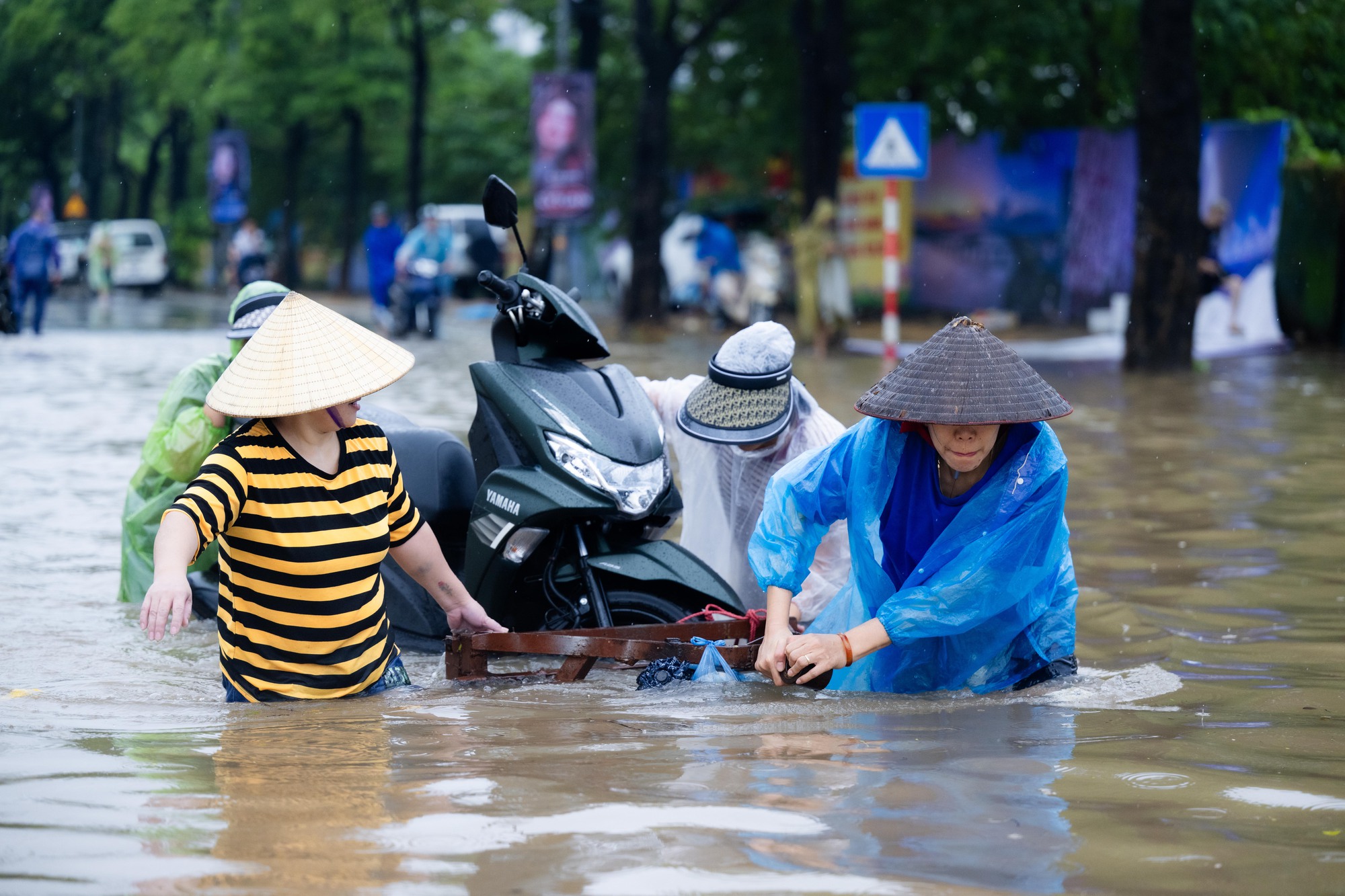 Nhiều người Hà Nội hôm nay ra đường là mất... ngày lương!- Ảnh 1. Nhiều người Hà Nội hôm nay ra đường là mất... ngày lương!- Ảnh 1.