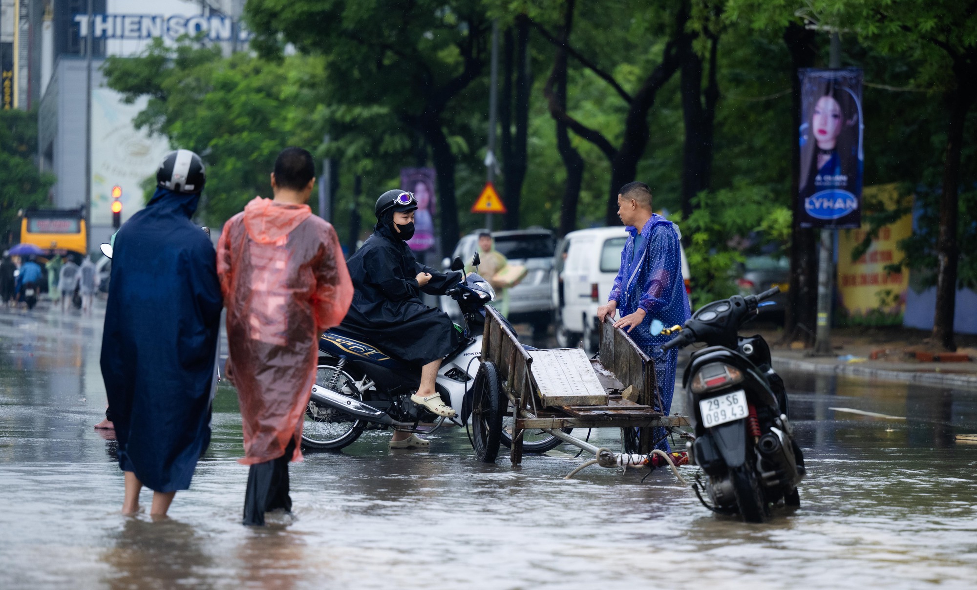 Nhiều người Hà Nội hôm nay ra đường là mất... ngày lương!- Ảnh 16. Nhiều người Hà Nội hôm nay ra đường là mất... ngày lương!- Ảnh 16.