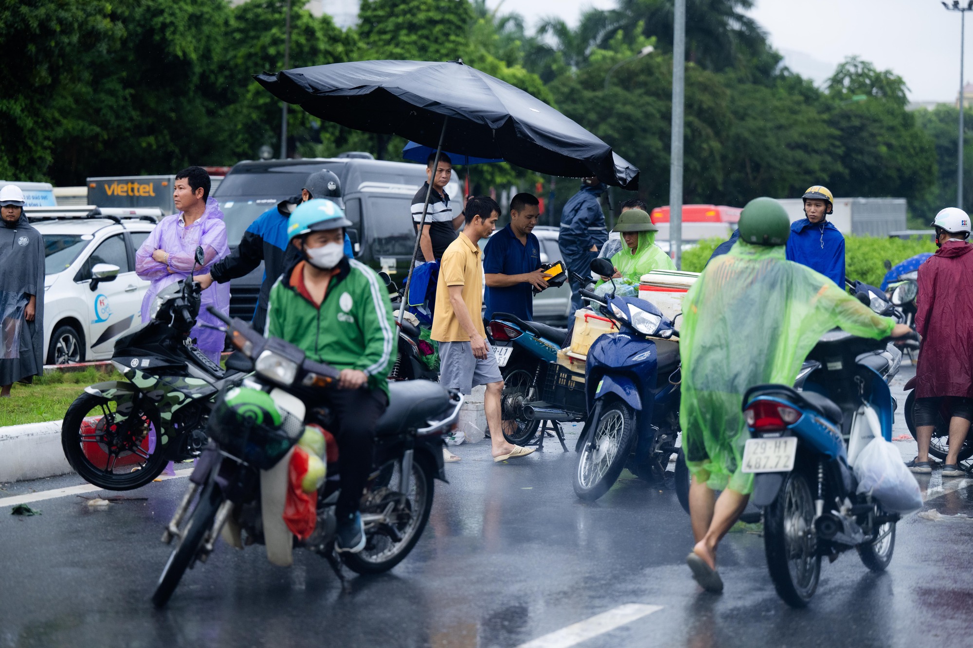 Nhiều người Hà Nội hôm nay ra đường là mất... ngày lương!- Ảnh 17. Nhiều người Hà Nội hôm nay ra đường là mất... ngày lương!- Ảnh 17.
