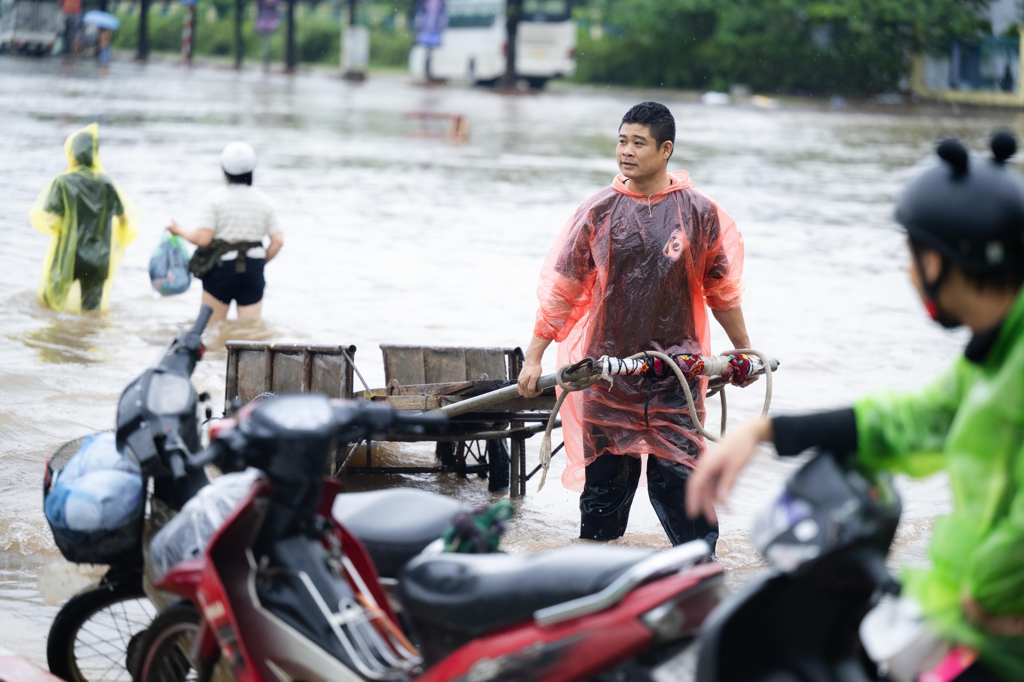 Nhiều người Hà Nội hôm nay ra đường là mất... ngày lương!- Ảnh 15. Nhiều người Hà Nội hôm nay ra đường là mất... ngày lương!- Ảnh 15.