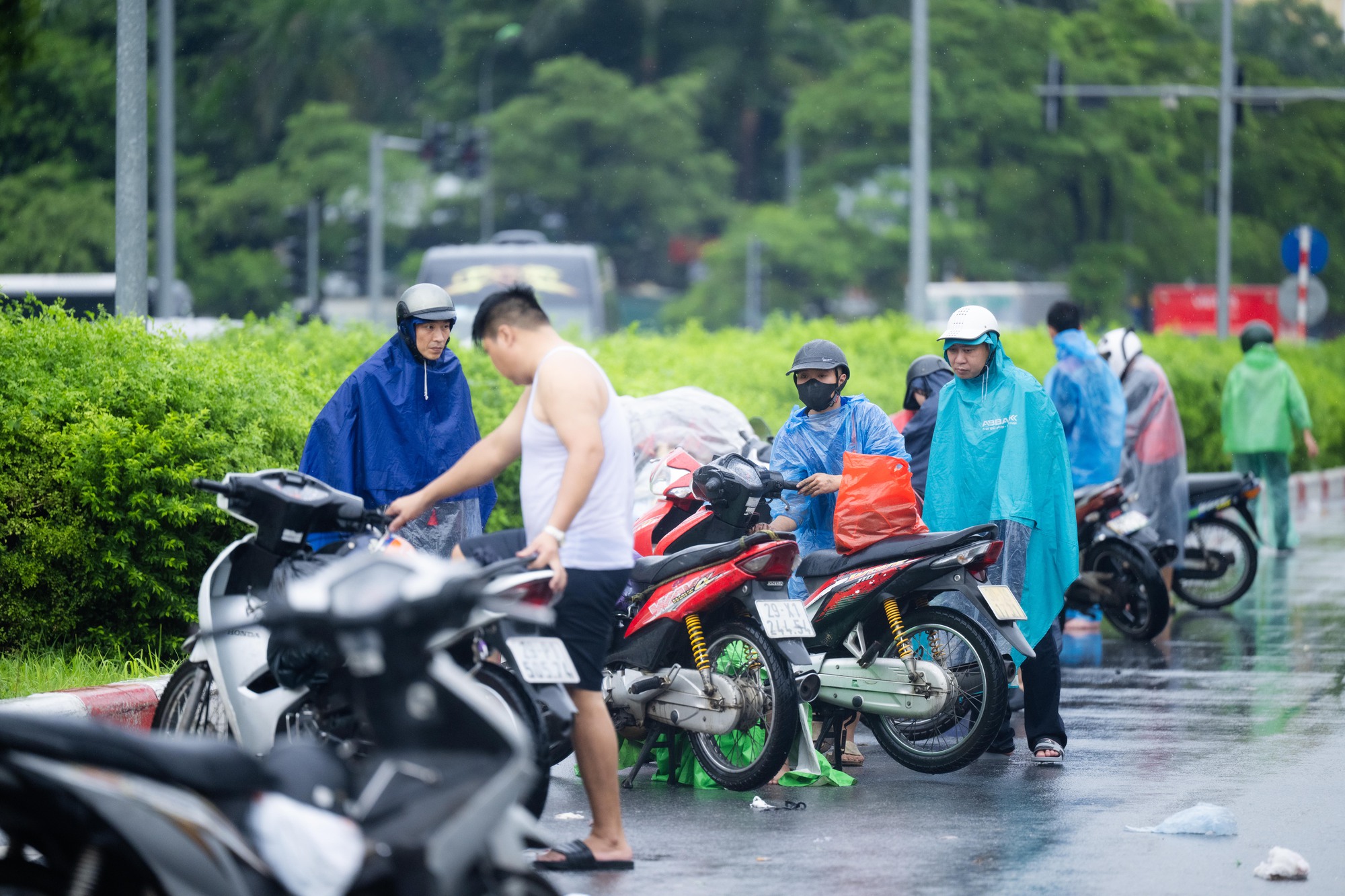 Nhiều người Hà Nội hôm nay ra đường là mất... ngày lương!- Ảnh 12. Nhiều người Hà Nội hôm nay ra đường là mất... ngày lương!- Ảnh 12.