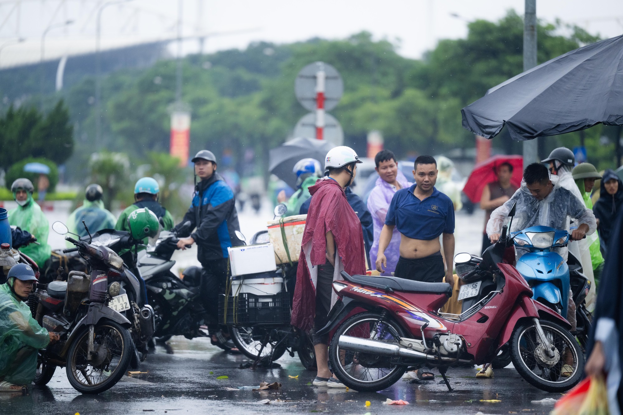 Nhiều người Hà Nội hôm nay ra đường là mất... ngày lương!- Ảnh 11. Nhiều người Hà Nội hôm nay ra đường là mất... ngày lương!- Ảnh 11.