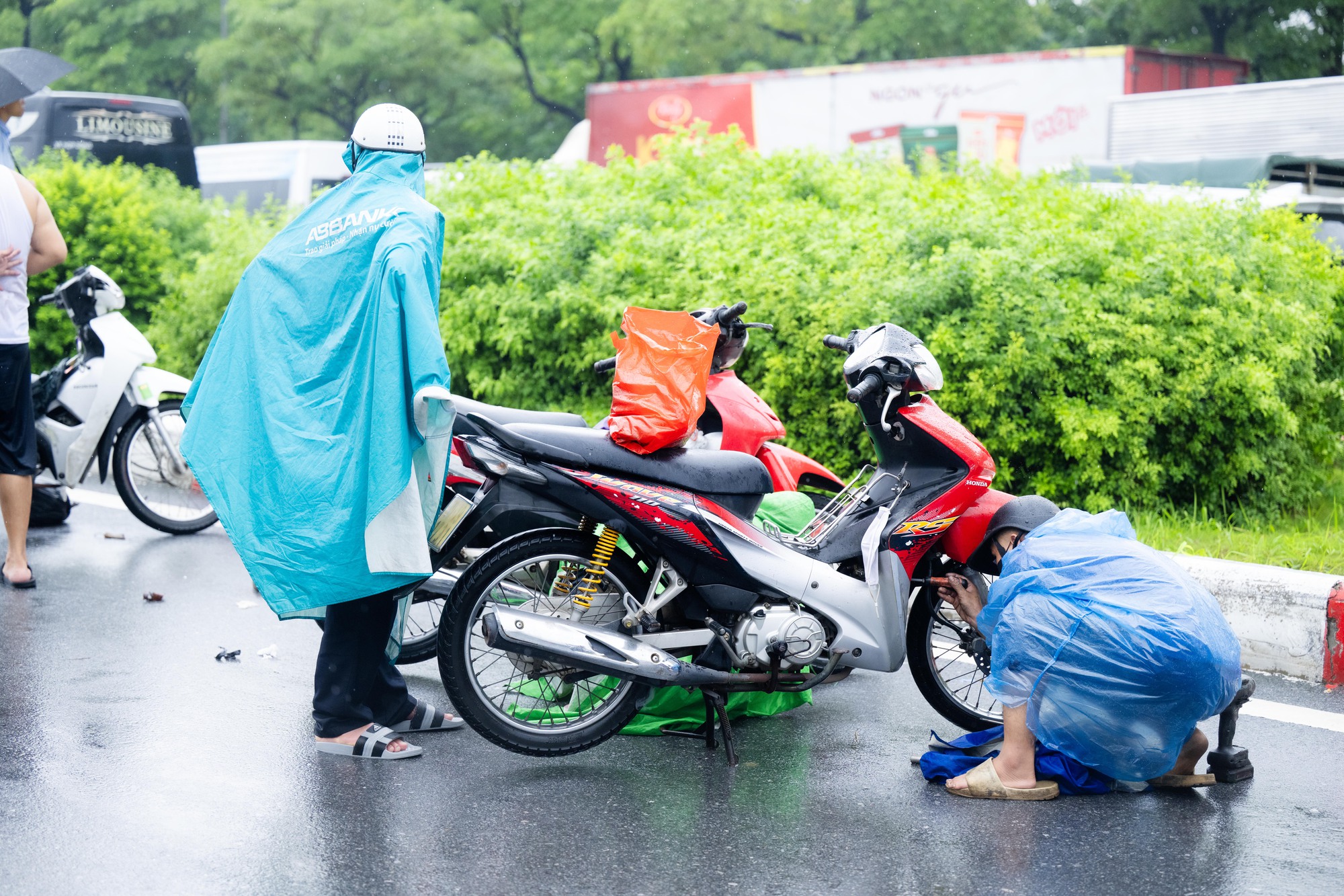 Nhiều người Hà Nội hôm nay ra đường là mất... ngày lương!- Ảnh 10. Nhiều người Hà Nội hôm nay ra đường là mất... ngày lương!- Ảnh 10.