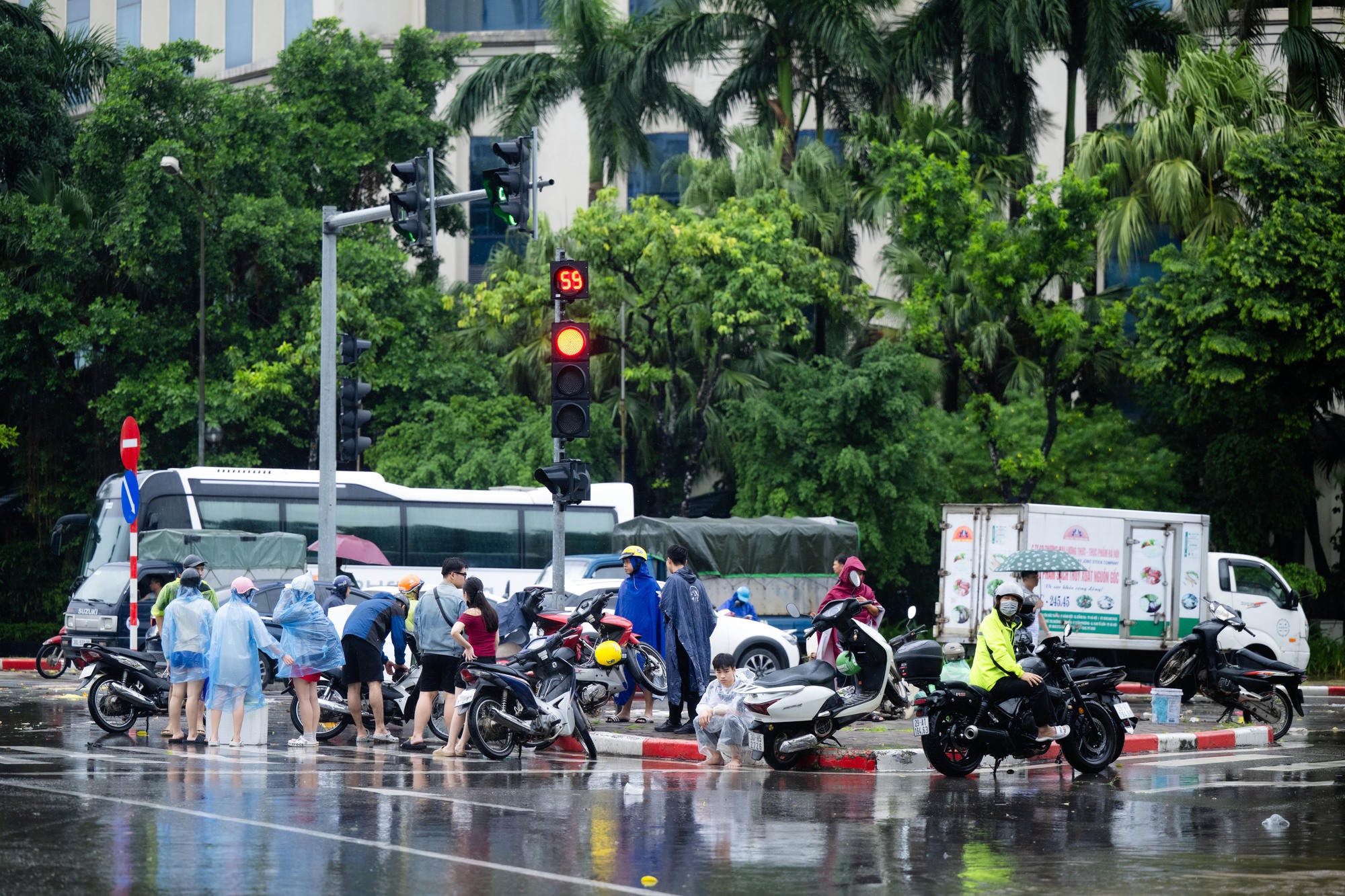 Nhiều người Hà Nội hôm nay ra đường là mất... ngày lương!- Ảnh 7. Nhiều người Hà Nội hôm nay ra đường là mất... ngày lương!- Ảnh 7.