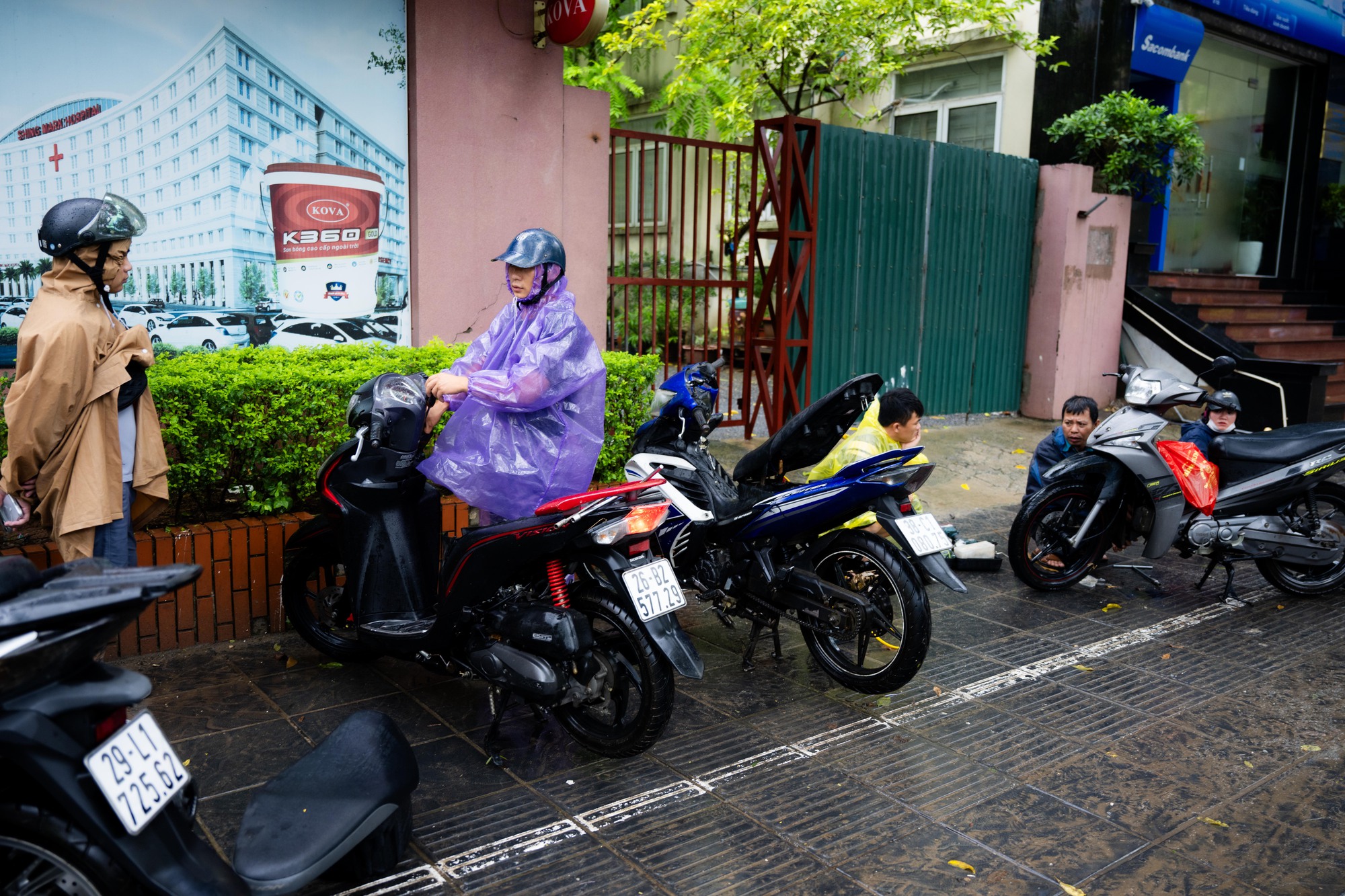Nhiều người Hà Nội hôm nay ra đường là mất... ngày lương!- Ảnh 5. Nhiều người Hà Nội hôm nay ra đường là mất... ngày lương!- Ảnh 5.