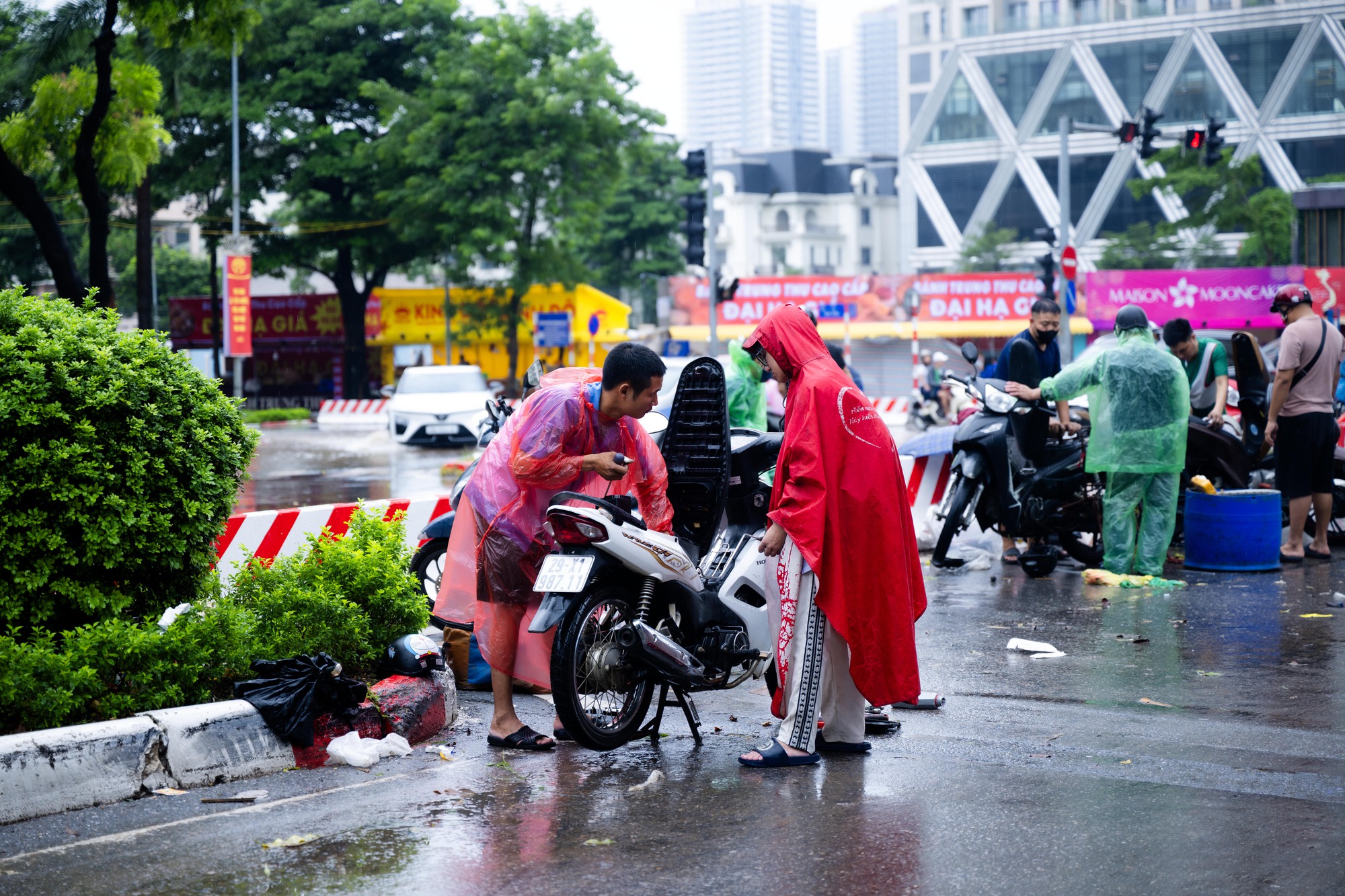 Nhiều người Hà Nội hôm nay ra đường là mất... ngày lương!- Ảnh 4. Nhiều người Hà Nội hôm nay ra đường là mất... ngày lương!- Ảnh 4.