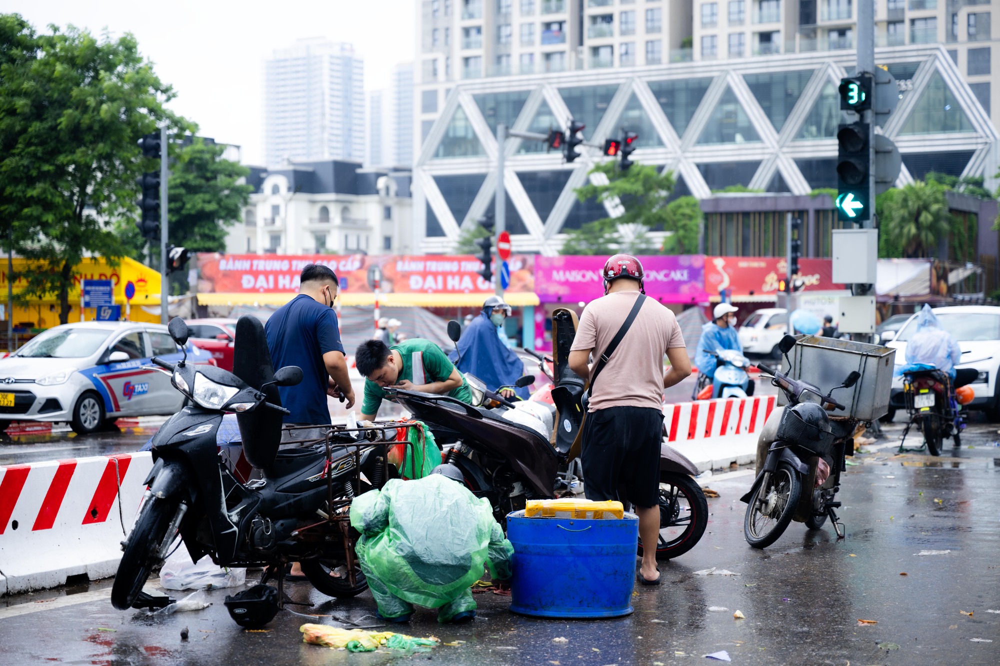 Nhiều người Hà Nội hôm nay ra đường là mất... ngày lương!- Ảnh 3. Nhiều người Hà Nội hôm nay ra đường là mất... ngày lương!- Ảnh 3.
