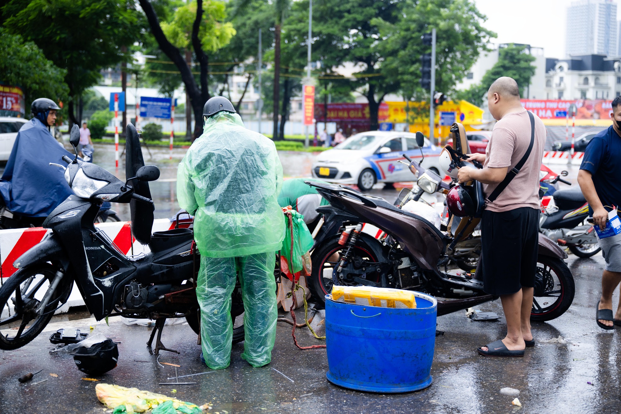 Nhiều người Hà Nội hôm nay ra đường là mất... ngày lương!- Ảnh 2. Nhiều người Hà Nội hôm nay ra đường là mất... ngày lương!- Ảnh 2.