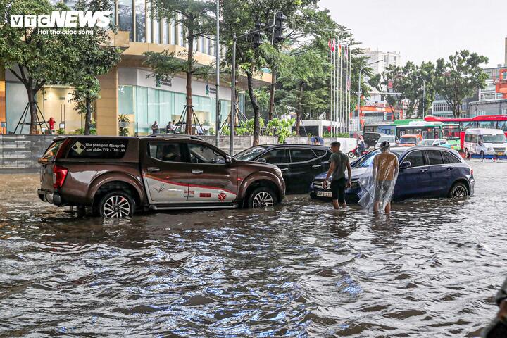 Đặt xe công nghệ 'khó hơn lên trời' ngày Hà Nội ngập lụt- Ảnh 3.