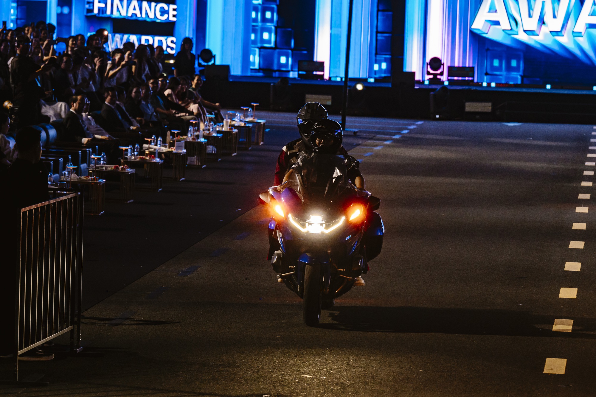 Hàng triệu lượt xem online, cả nghìn khán giả trực tiếp, 15 ô tô trị giá cả chục tỷ đồng cùng loạt con số ấn tượng trong đêm Gala CCA 2025- Ảnh 5.