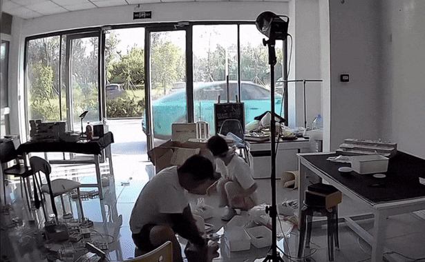 Xe điện Trung Quốc bỗng 'bỏ nhà ra đi', chủ xe hộc tốc đuổi theo: Rõ ràng không có ai ngồi ở ghế lái mà- Ảnh 2.