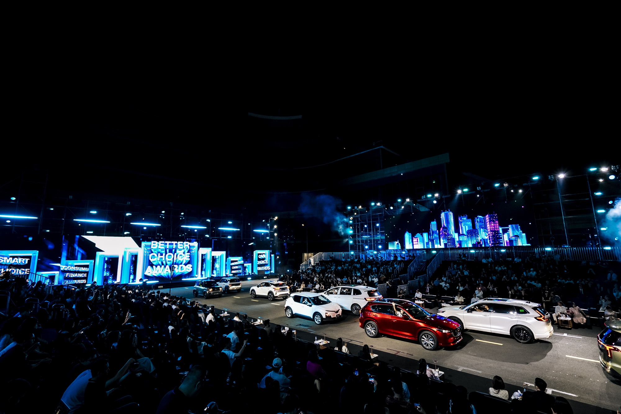 Hàng triệu lượt xem online, cả nghìn khán giả trực tiếp, 15 ô tô trị giá cả chục tỷ đồng cùng loạt con số ấn tượng trong đêm Gala CCA 2025- Ảnh 4.