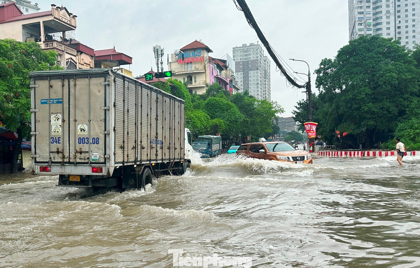 'Hốt bạc' giữa biển nước: Dịch vụ kéo xe 'chạy sô' 200.000 đồng mỗi lượt ở Hà Nội- Ảnh 1.