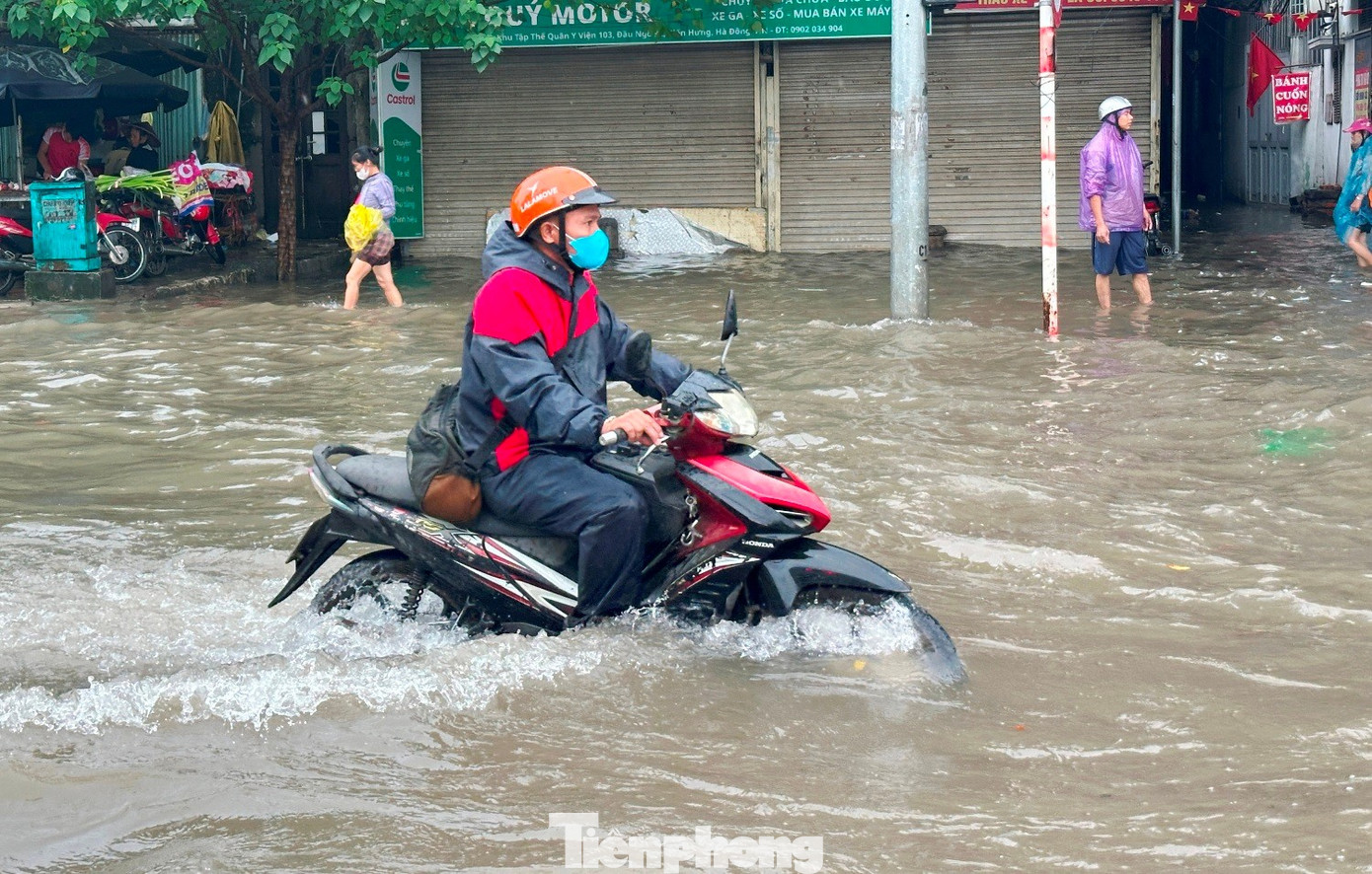'Hốt bạc' giữa biển nước: Dịch vụ kéo xe 'chạy sô' 200.000 đồng mỗi lượt ở Hà Nội- Ảnh 2.
