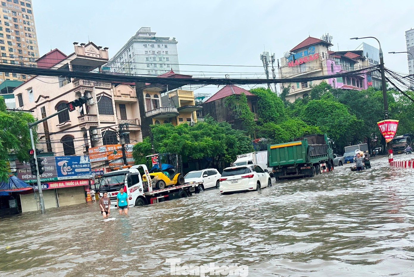'Hốt bạc' giữa biển nước: Dịch vụ kéo xe 'chạy sô' 200.000 đồng mỗi lượt ở Hà Nội- Ảnh 3.