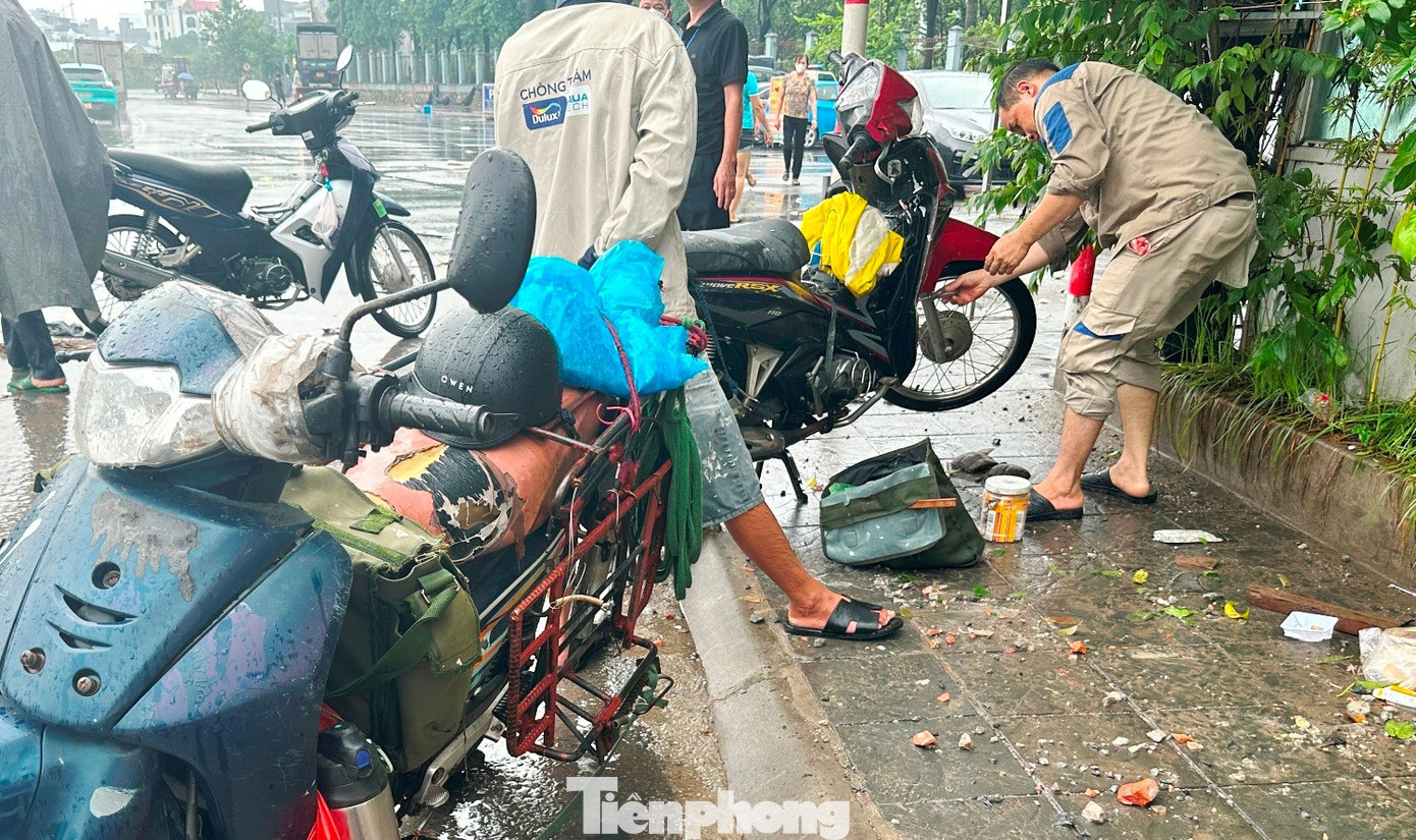 'Hốt bạc' giữa biển nước: Dịch vụ kéo xe 'chạy sô' 200.000 đồng mỗi lượt ở Hà Nội- Ảnh 4.