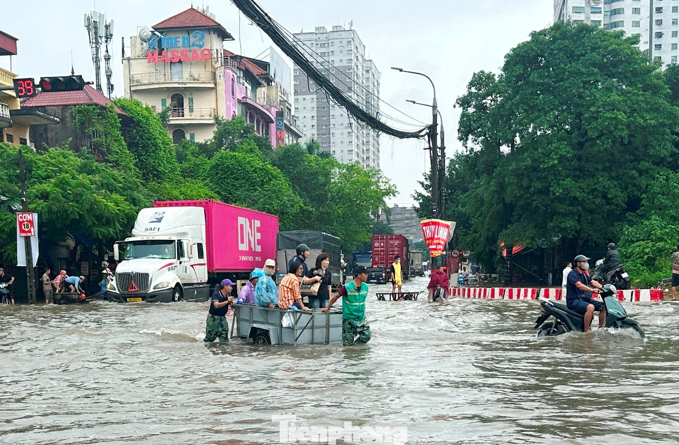 'Hốt bạc' giữa biển nước: Dịch vụ kéo xe 'chạy sô' 200.000 đồng mỗi lượt ở Hà Nội- Ảnh 5.