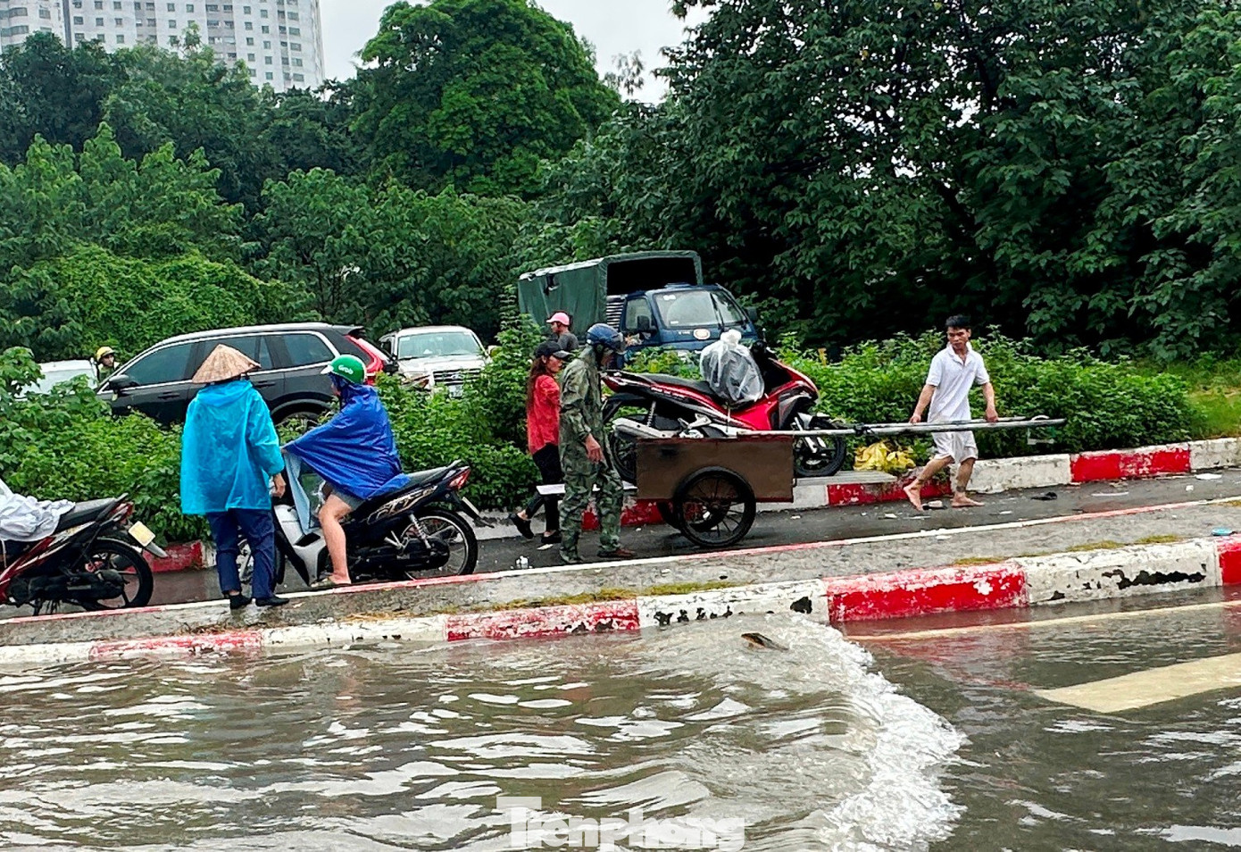 'Hốt bạc' giữa biển nước: Dịch vụ kéo xe 'chạy sô' 200.000 đồng mỗi lượt ở Hà Nội- Ảnh 6.