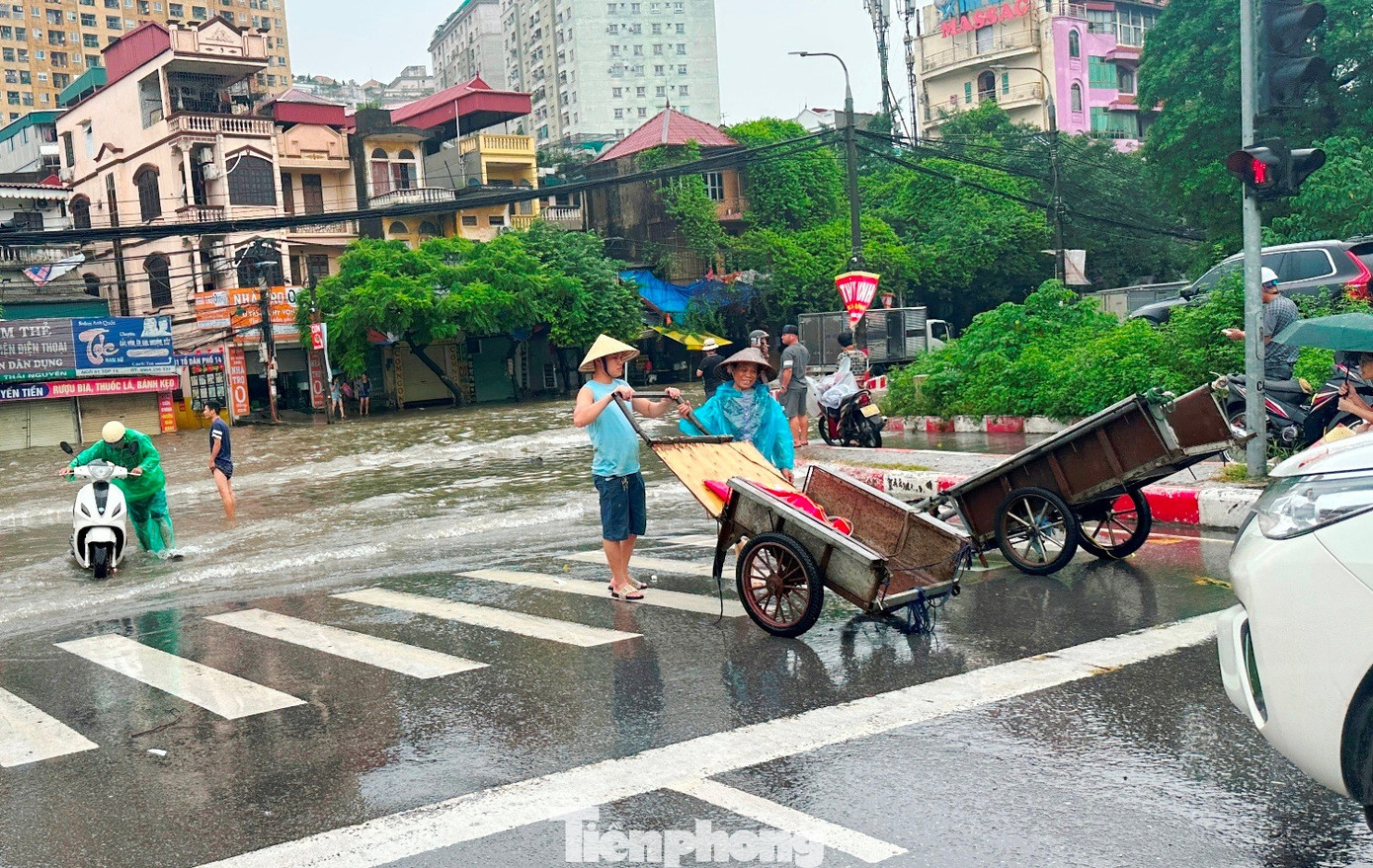 'Hốt bạc' giữa biển nước: Dịch vụ kéo xe 'chạy sô' 200.000 đồng mỗi lượt ở Hà Nội- Ảnh 7.