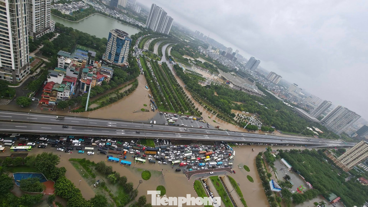 Hà Nội phố thành sông, giao thông tê liệt, xe máy 'rồng rắn' leo cao tốc giữa biển nước- Ảnh 18.