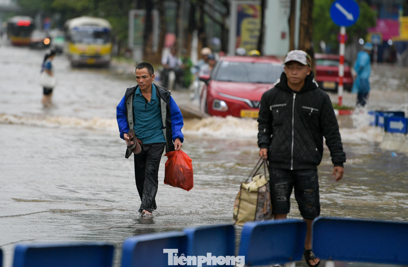 Mưa trắng trời, đường thành sông, người Hà Nội mang thuyền ra phố- Ảnh 17.