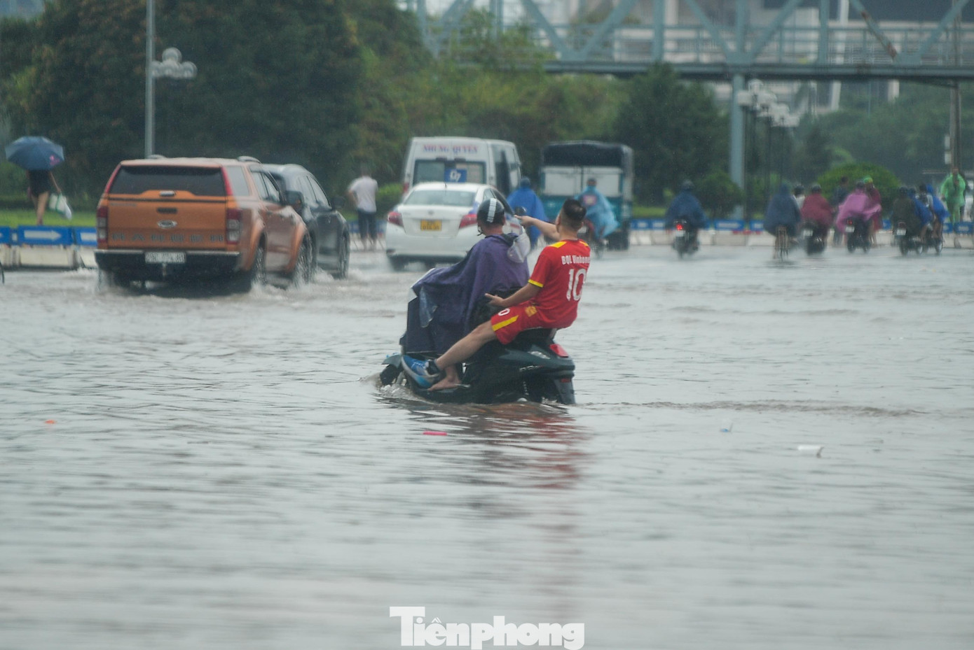 Mưa trắng trời, đường thành sông, người Hà Nội mang thuyền ra phố- Ảnh 15.