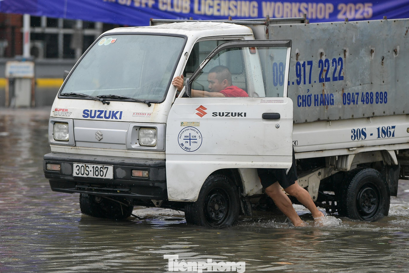 Mưa trắng trời, đường thành sông, người Hà Nội mang thuyền ra phố- Ảnh 16.