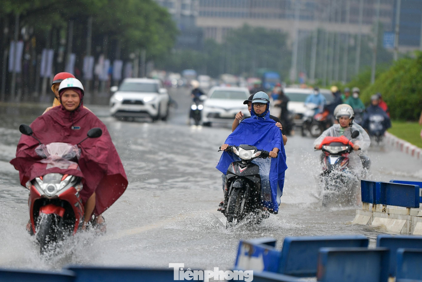 Mưa trắng trời, đường thành sông, người Hà Nội mang thuyền ra phố- Ảnh 12.