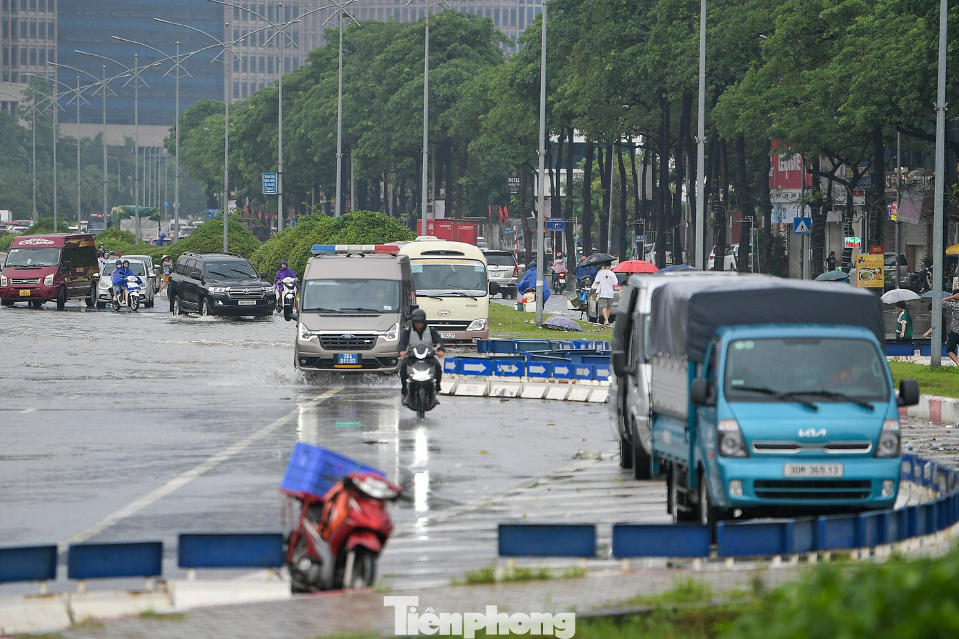 Mưa trắng trời, đường thành sông, người Hà Nội mang thuyền ra phố- Ảnh 10.