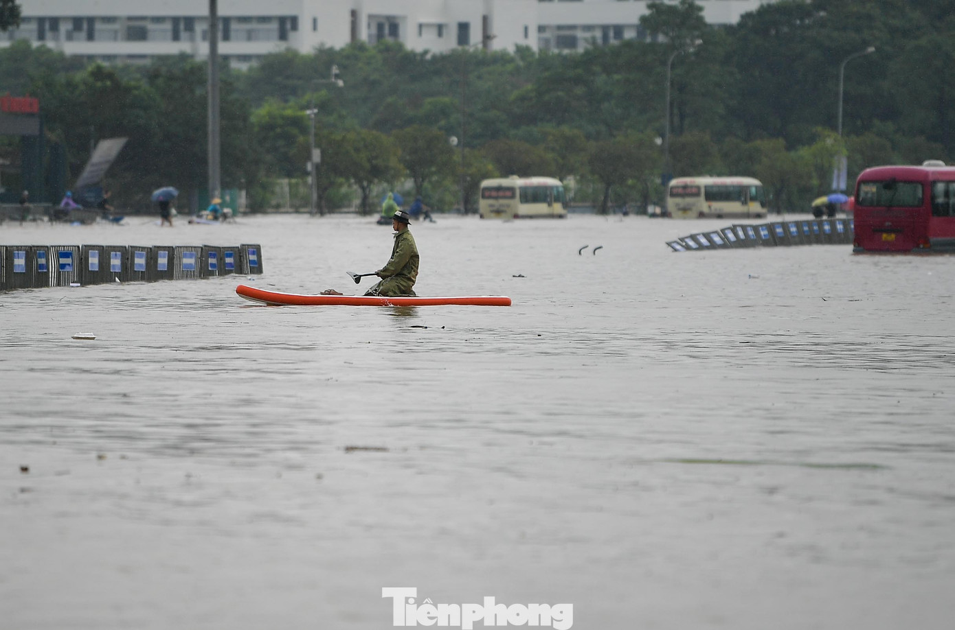 Mưa trắng trời, đường thành sông, người Hà Nội mang thuyền ra phố- Ảnh 4.