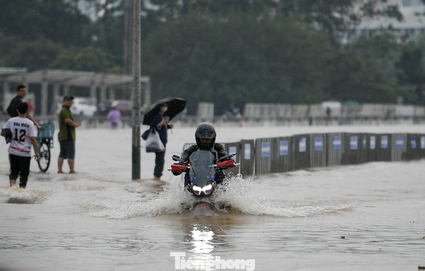 Mưa trắng trời, đường thành sông, người Hà Nội mang thuyền ra phố- Ảnh 14.