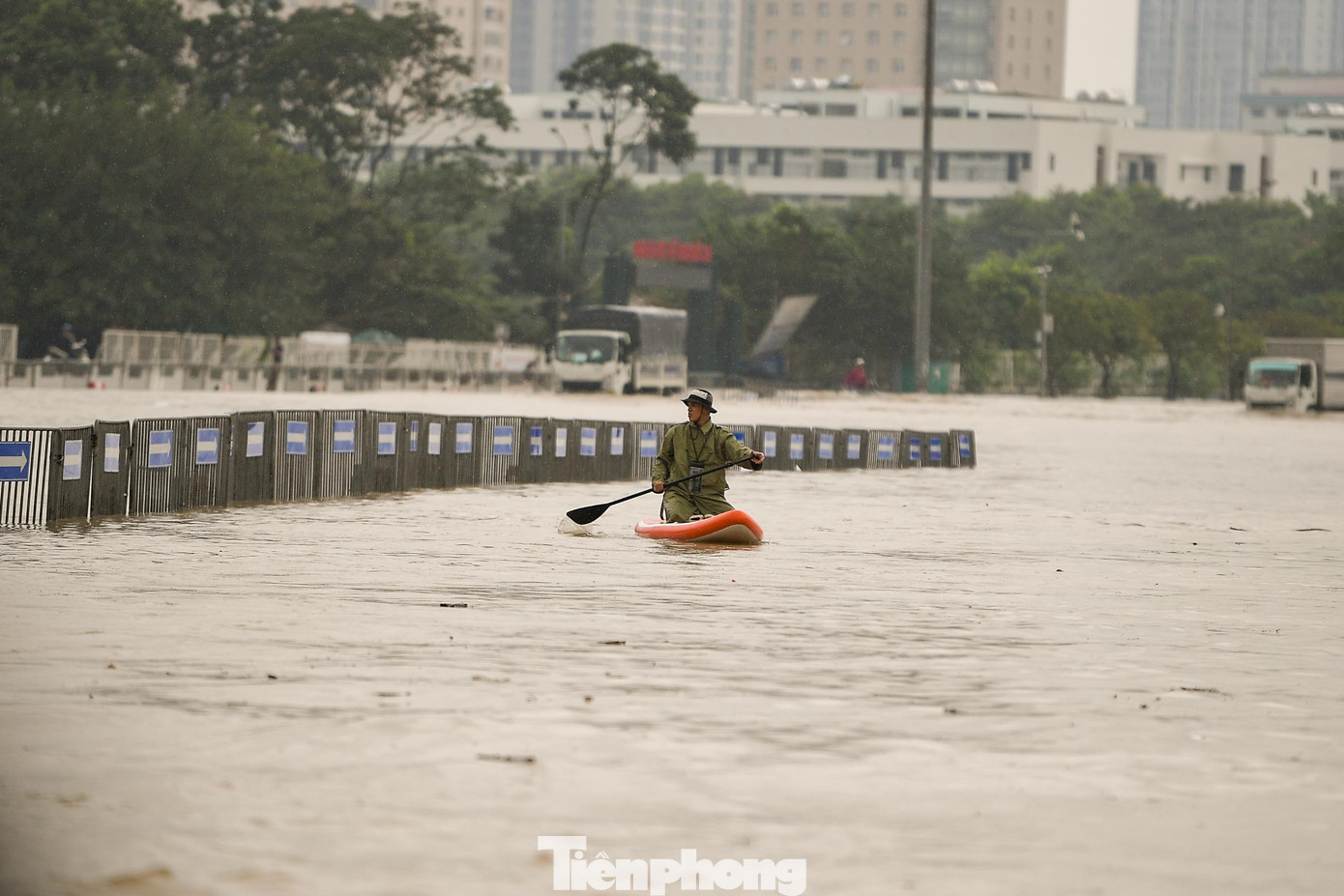 Mưa trắng trời, đường thành sông, người Hà Nội mang thuyền ra phố- Ảnh 13.