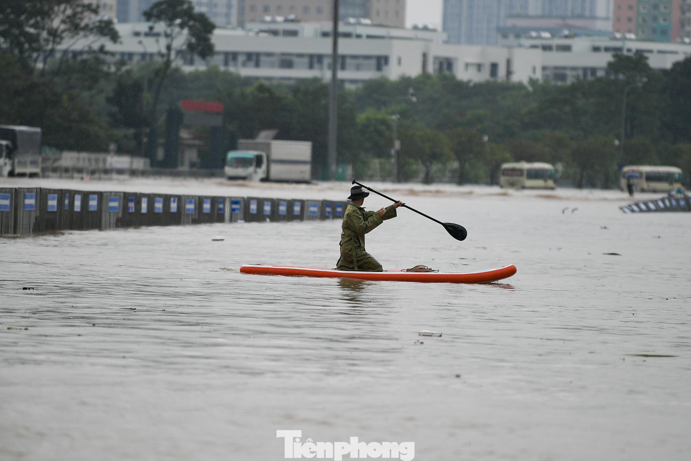 Mưa trắng trời, đường thành sông, người Hà Nội mang thuyền ra phố- Ảnh 2.