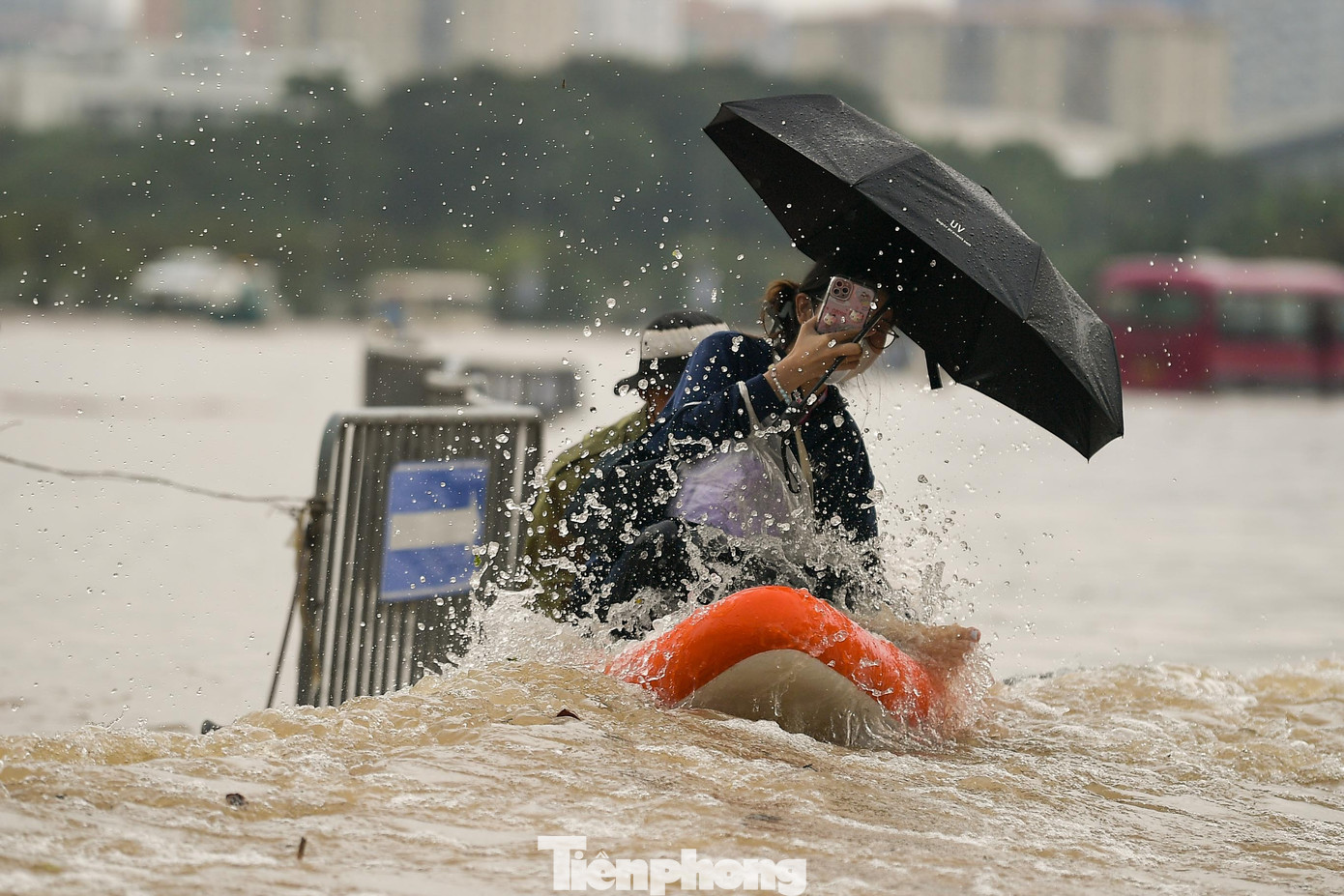 Mưa trắng trời, đường thành sông, người Hà Nội mang thuyền ra phố- Ảnh 6.