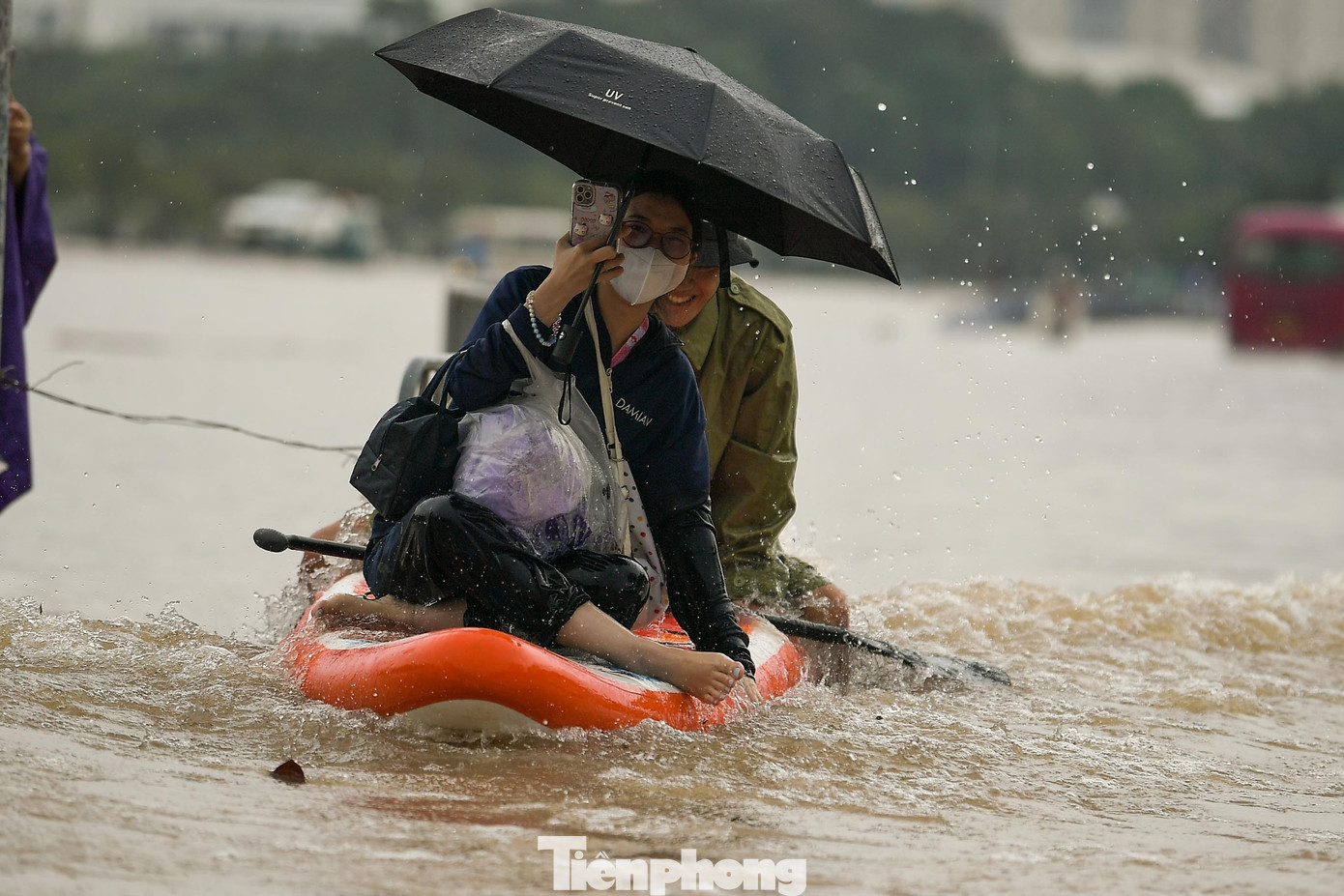 Mưa trắng trời, đường thành sông, người Hà Nội mang thuyền ra phố- Ảnh 8.