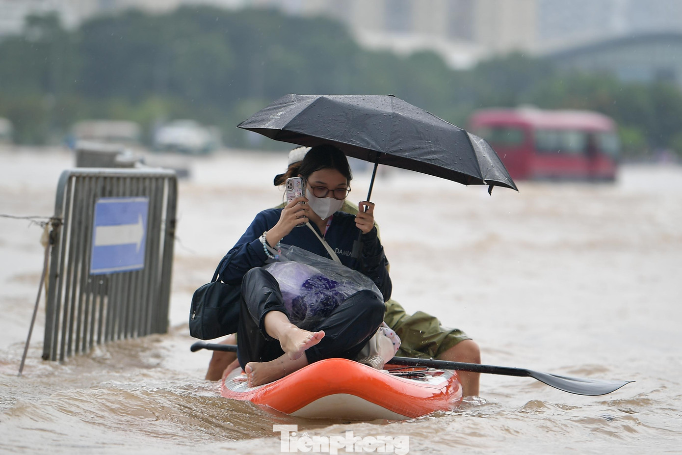 Mưa trắng trời, đường thành sông, người Hà Nội mang thuyền ra phố- Ảnh 7.