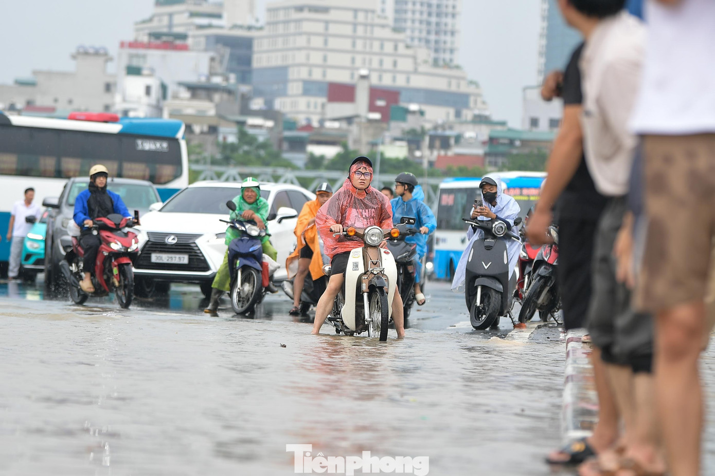 Mưa trắng trời, đường thành sông, người Hà Nội mang thuyền ra phố- Ảnh 9.