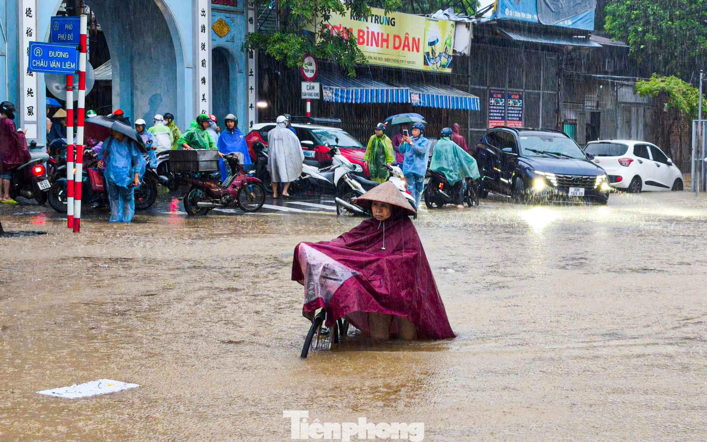 Hà Nội phố thành sông, giao thông tê liệt, xe máy 'rồng rắn' leo cao tốc giữa biển nước- Ảnh 17.