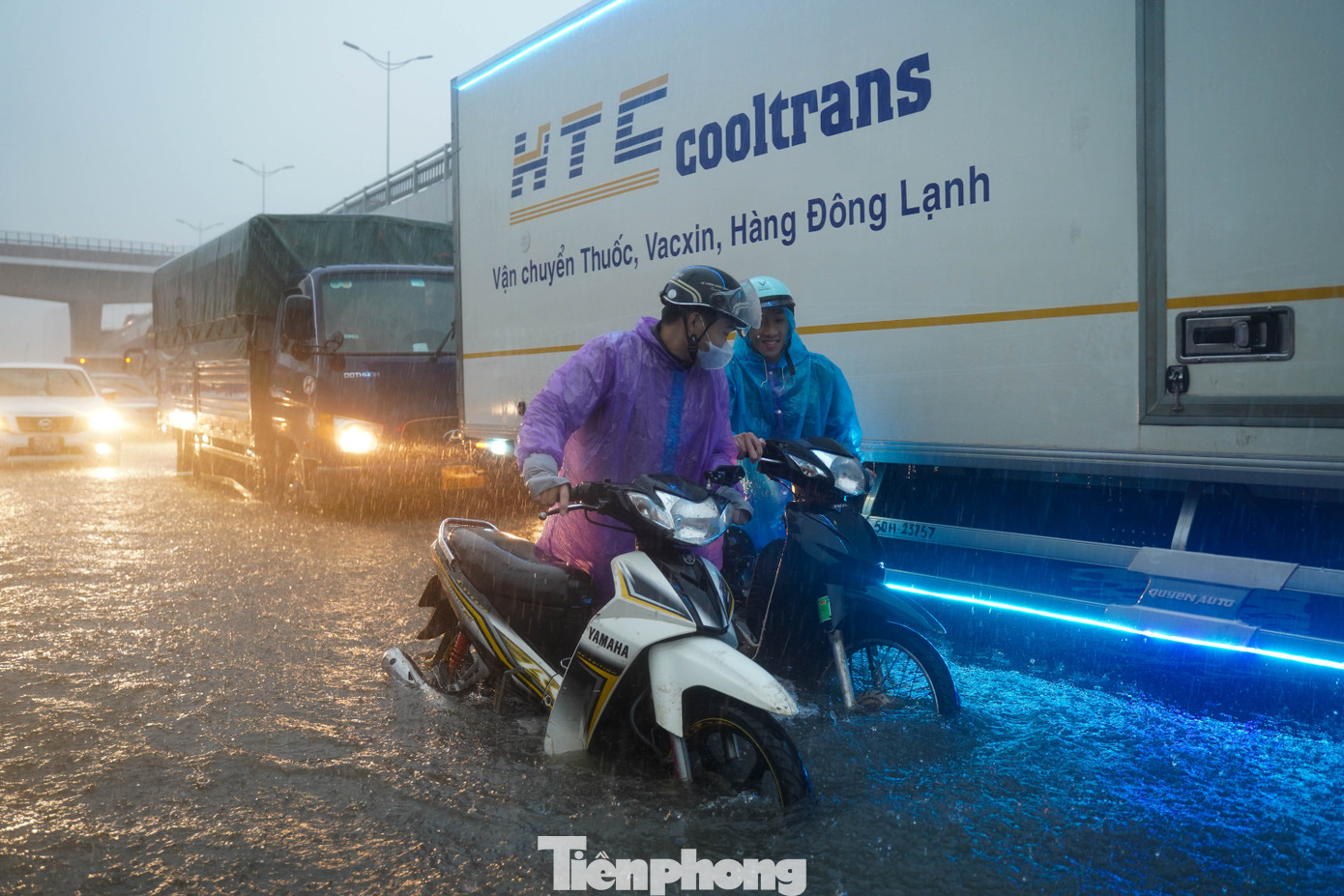 Hà Nội phố thành sông, giao thông tê liệt, xe máy 'rồng rắn' leo cao tốc giữa biển nước- Ảnh 7.