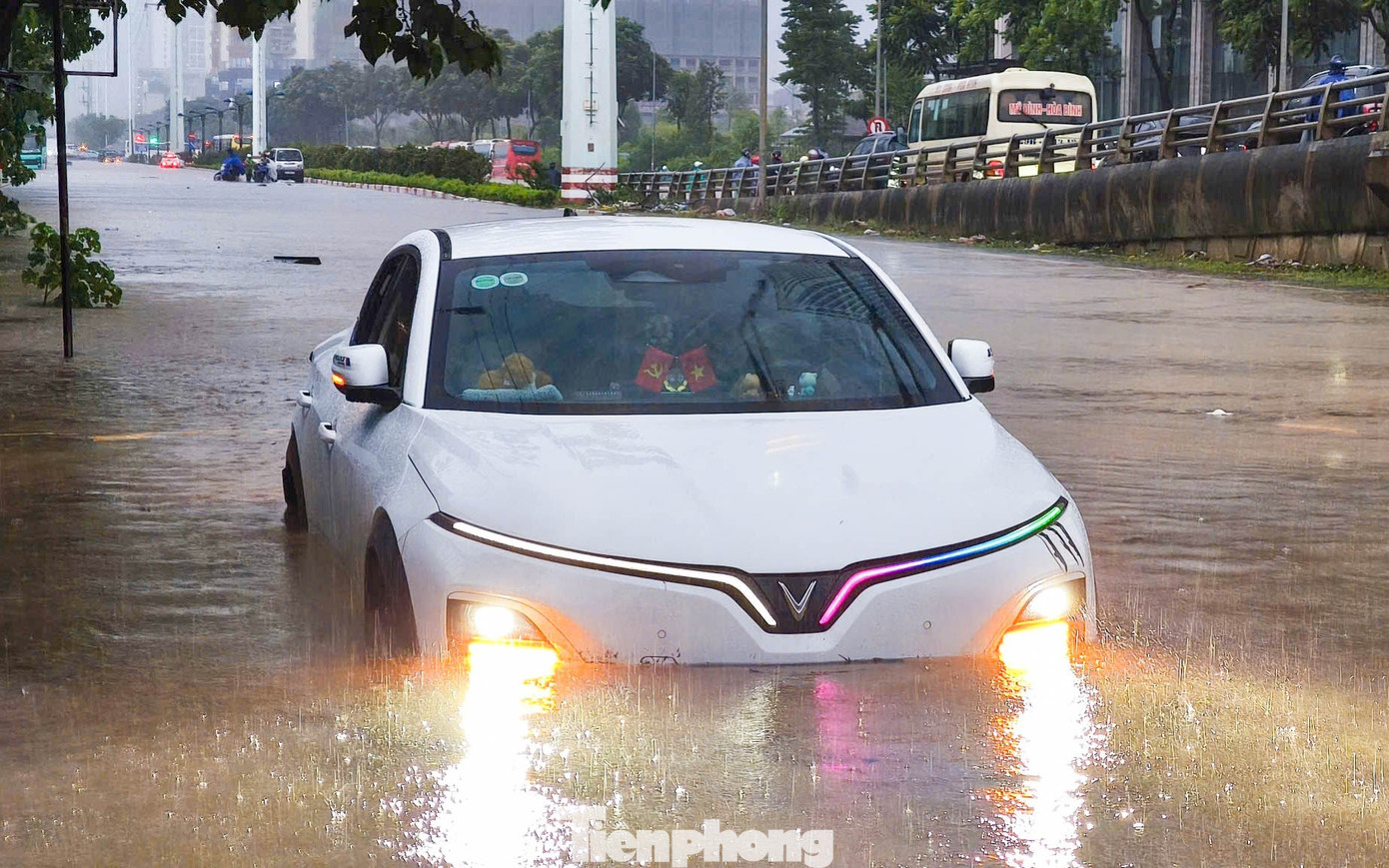 Hà Nội phố thành sông, giao thông tê liệt, xe máy 'rồng rắn' leo cao tốc giữa biển nước- Ảnh 16.