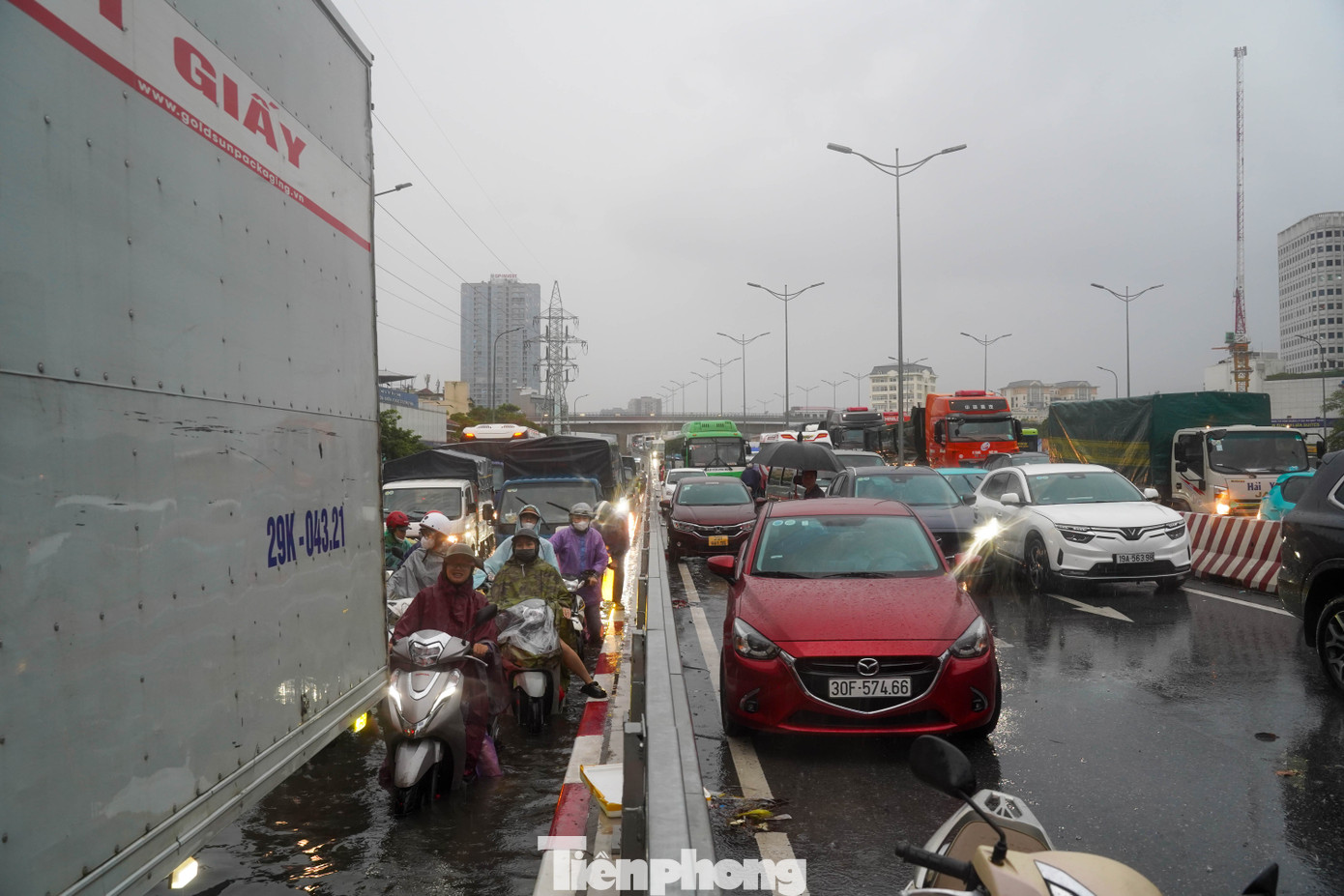 Hà Nội phố thành sông, giao thông tê liệt, xe máy 'rồng rắn' leo cao tốc giữa biển nước- Ảnh 10.