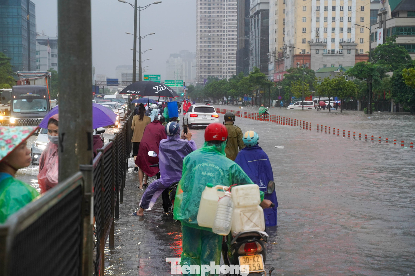 Hà Nội phố thành sông, giao thông tê liệt, xe máy 'rồng rắn' leo cao tốc giữa biển nước- Ảnh 8.