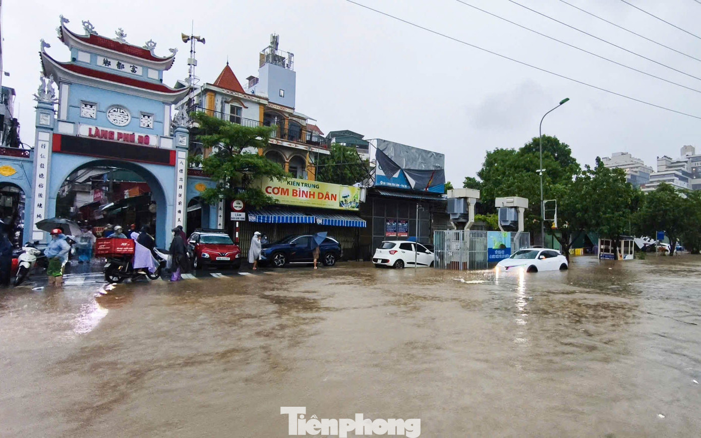 Hà Nội phố thành sông, giao thông tê liệt, xe máy 'rồng rắn' leo cao tốc giữa biển nước- Ảnh 15.