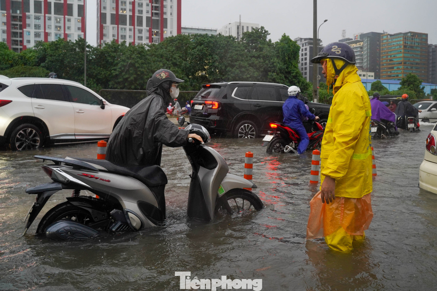 Hà Nội phố thành sông, giao thông tê liệt, xe máy 'rồng rắn' leo cao tốc giữa biển nước- Ảnh 6.