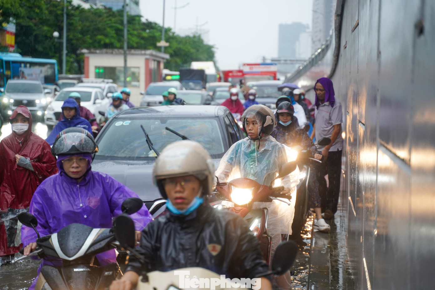 Hà Nội phố thành sông, giao thông tê liệt, xe máy 'rồng rắn' leo cao tốc giữa biển nước- Ảnh 13.
